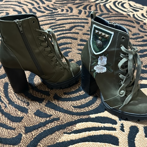 Steve Madden size 6 Silk Green Army Inspired Boots - Picture 2 of 2